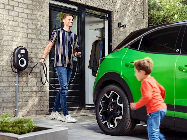 Vader en kind bij elektrische auto 